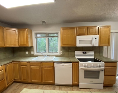 1516 Lisa Dr - Photo Thumbnail 5