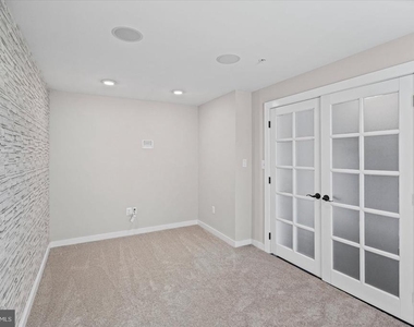 6302 Greenleigh Avenue - Photo Thumbnail 5