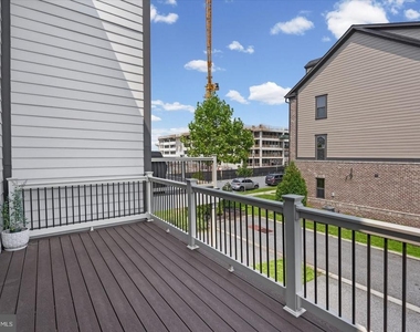 6302 Greenleigh Avenue - Photo Thumbnail 8