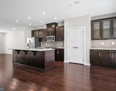6302 Greenleigh Avenue - Photo Thumbnail 14