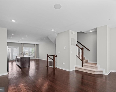 6302 Greenleigh Avenue - Photo Thumbnail 10