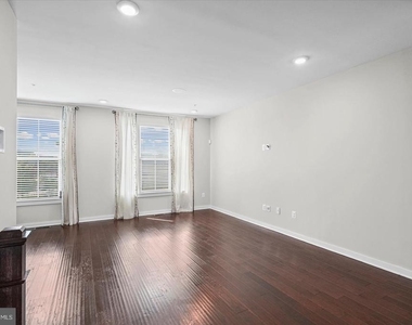 6302 Greenleigh Avenue - Photo Thumbnail 17