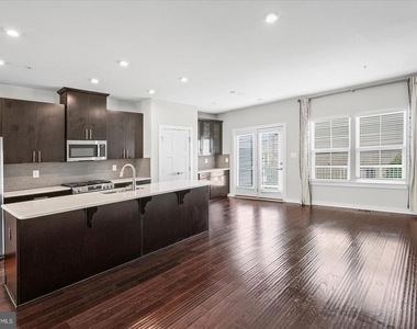 6302 Greenleigh Avenue - Photo Thumbnail 16