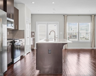 6302 Greenleigh Avenue - Photo Thumbnail 12