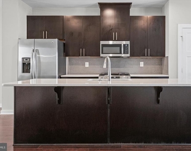 6302 Greenleigh Avenue - Photo Thumbnail 13