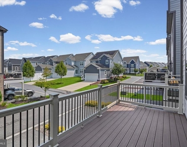 6302 Greenleigh Avenue - Photo Thumbnail 7