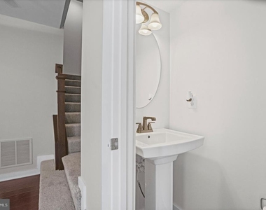 6302 Greenleigh Avenue - Photo Thumbnail 3