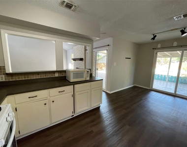 412 Blue Valley Dr - Photo Thumbnail 4