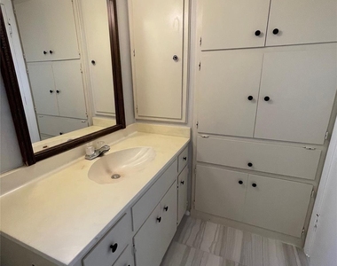 412 Blue Valley Dr - Photo Thumbnail 16