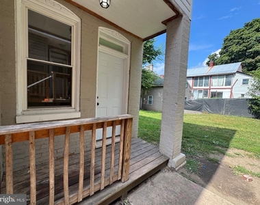 206 Pear Street - Photo Thumbnail 2