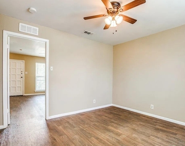 216 Lucas St St - Photo Thumbnail 4