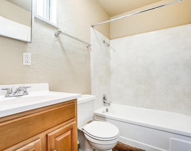 216 Lucas St St - Photo Thumbnail 8