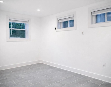1633 Kalmia Road Nw - Photo Thumbnail 13