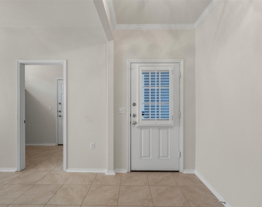 118 Portsmouth Dr - Photo Thumbnail 4