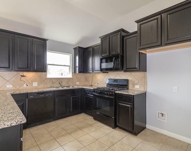1411 Elbe St - Photo Thumbnail 3