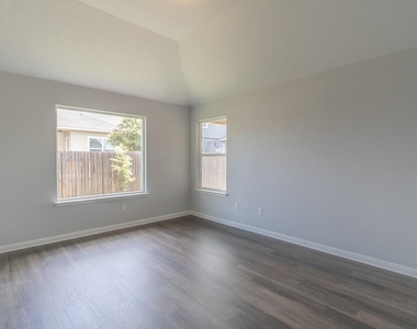 1411 Elbe St - Photo Thumbnail 16