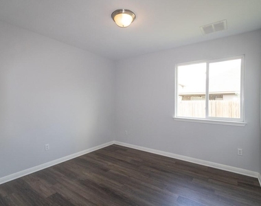 1411 Elbe St - Photo Thumbnail 10