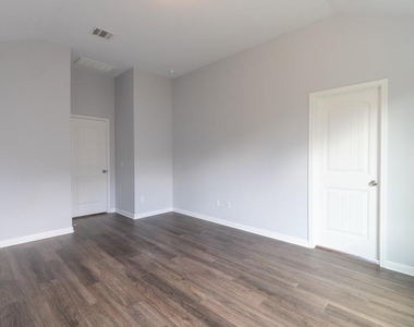 1411 Elbe St - Photo Thumbnail 18