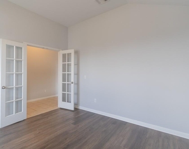 1411 Elbe St - Photo Thumbnail 8