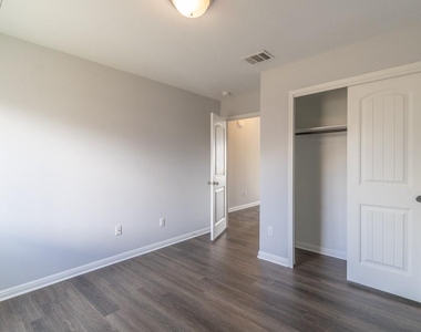 1411 Elbe St - Photo Thumbnail 11