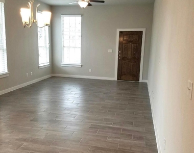 160 Lakeview Ct - Photo Thumbnail 1