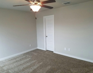160 Lakeview Ct - Photo Thumbnail 3