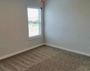 160 Lakeview Ct - Photo Thumbnail 6