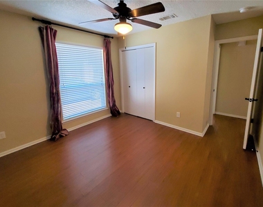 11905 Bell Ave - Photo Thumbnail 7