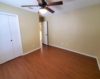 11905 Bell Ave - Photo Thumbnail 6