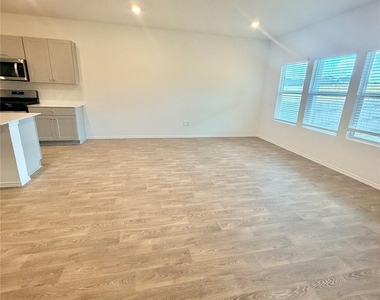 214 Balmorehea St - Photo Thumbnail 4