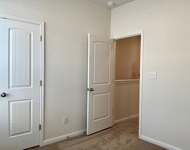 2204 Cornfield Dr - Photo Thumbnail 9