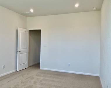 2204 Cornfield Dr - Photo Thumbnail 6
