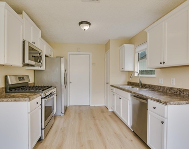 13819 Lothian Dr - Photo Thumbnail 6