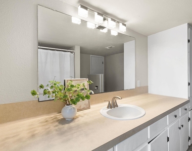 1700 W 7th St - Photo Thumbnail 18
