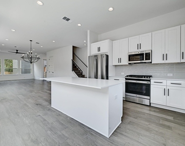 2308 Maxwell Ln - Photo Thumbnail 3