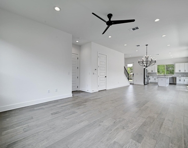 2308 Maxwell Ln - Photo Thumbnail 6