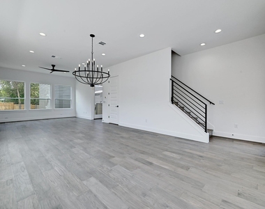 2308 Maxwell Ln - Photo Thumbnail 8
