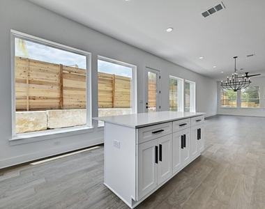 2308 Maxwell Ln - Photo Thumbnail 5