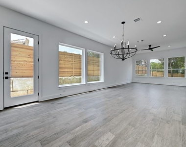 2308 Maxwell Ln - Photo Thumbnail 7