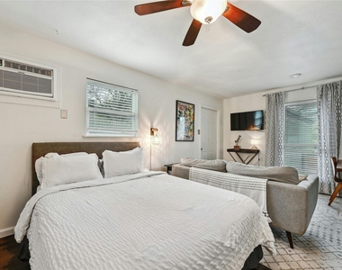 1103 Kenwood Ave - Photo Thumbnail 5