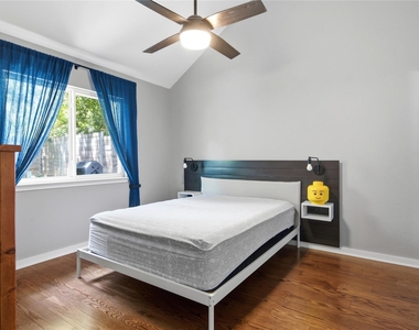 6107 Avery Island Ave - Photo Thumbnail 4