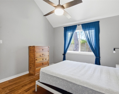 6107 Avery Island Ave - Photo Thumbnail 5