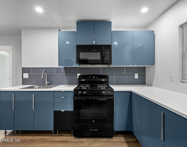231 E 16th Street - Photo Thumbnail 2