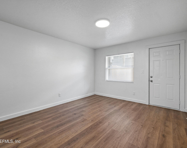 231 E 16th Street - Photo Thumbnail 4