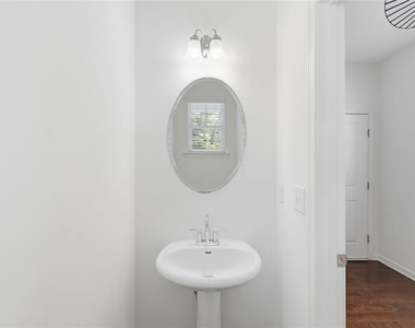 586 Morrow Lane Sw - Photo Thumbnail 4