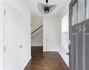 586 Morrow Lane Sw - Photo Thumbnail 2