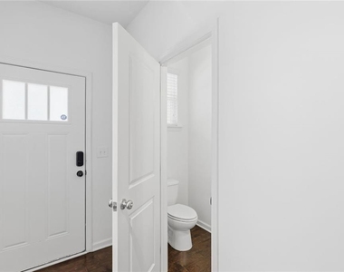586 Morrow Lane Sw - Photo Thumbnail 3