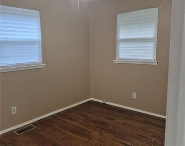1995 Phillips Drive Se - Photo Thumbnail 7