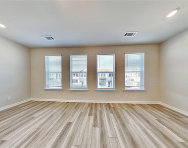 321 Sammon Way - Photo Thumbnail 5