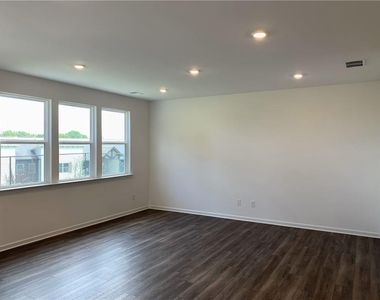 162 Mission Boulevard - Photo Thumbnail 2